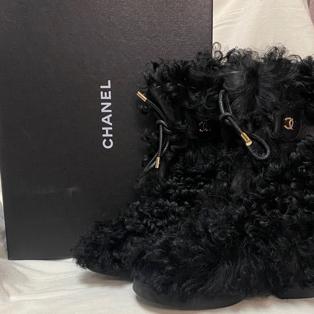 CHANEL Heeled Boots - Elegant Black